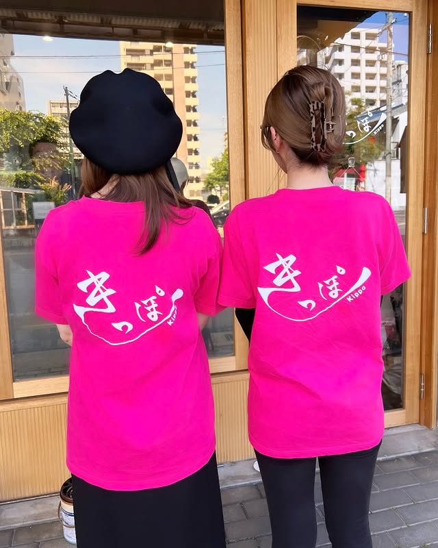 夏仕様になったきっぽのどピンクのスタッフTシャツ(背面のきっぽロゴ)