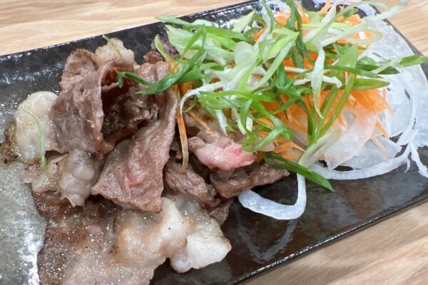 きっぽのコウネ炙り焼き。香ばしく焼いたこうねと、大根・にんじん・ネギのサラダを盛り合わせた一皿