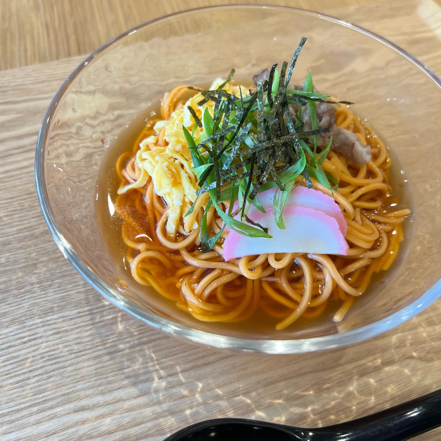 きっぽの冷たい牛だし汁そば(ガラスの器・錦糸卵・青ねぎ・刻み海苔・かまぼこ)