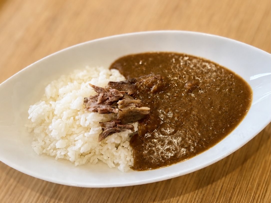 きっぽオリジナルの牛カレー(ルーに牛肉・上にテールをトッピング)