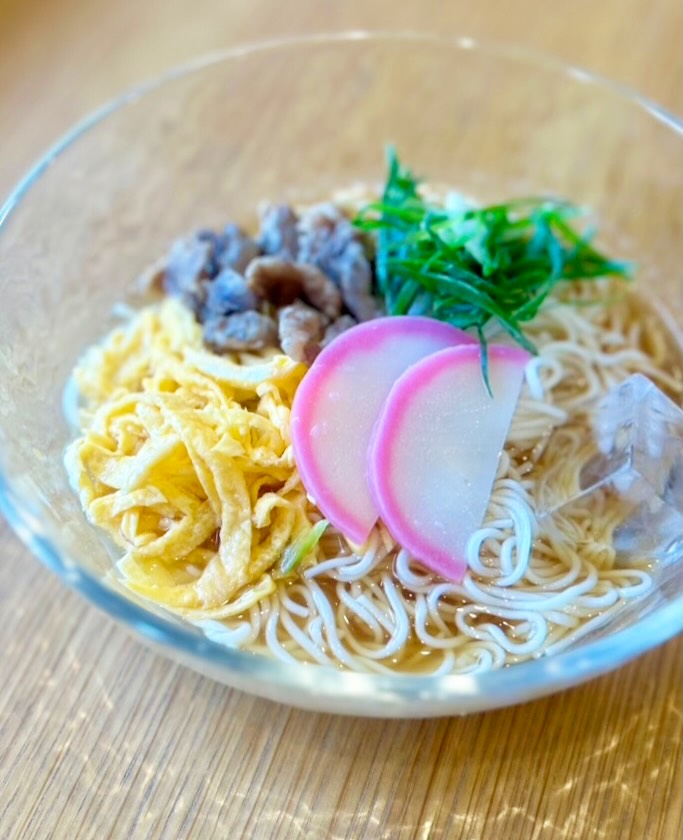 ガラスの器に盛られた冷やしそうめん