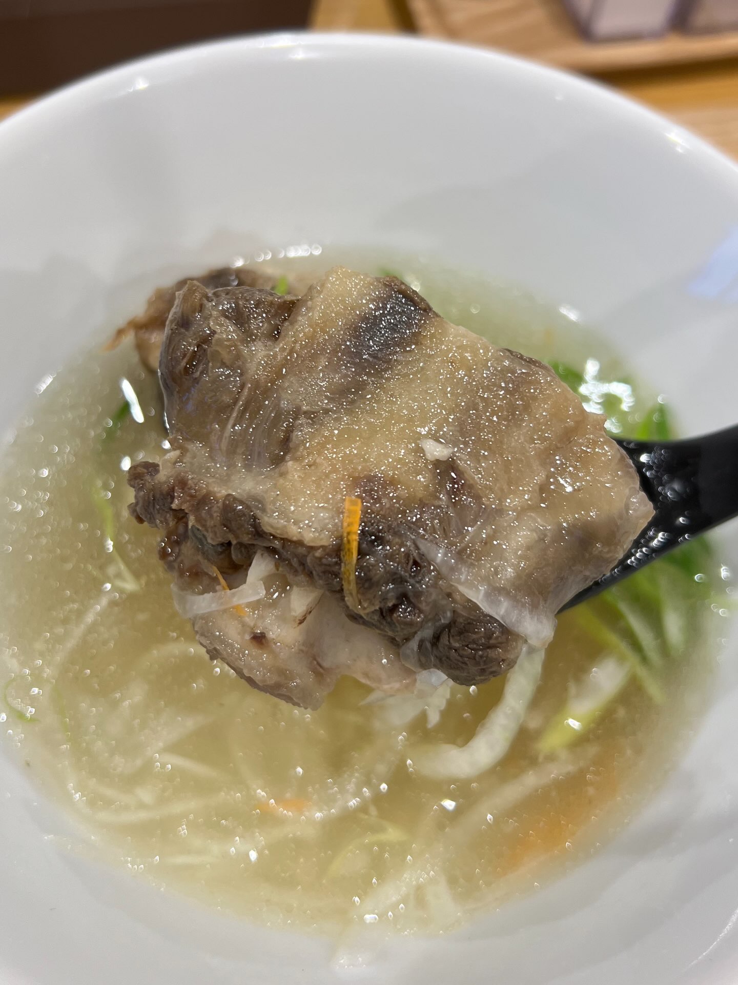 きっぽ 長時間煮込んだ牛テールをレンゲですくったところ