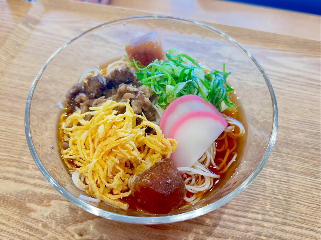 ガラスの器に盛られた冷やしそうめん。出汁を凍らせた氷入り