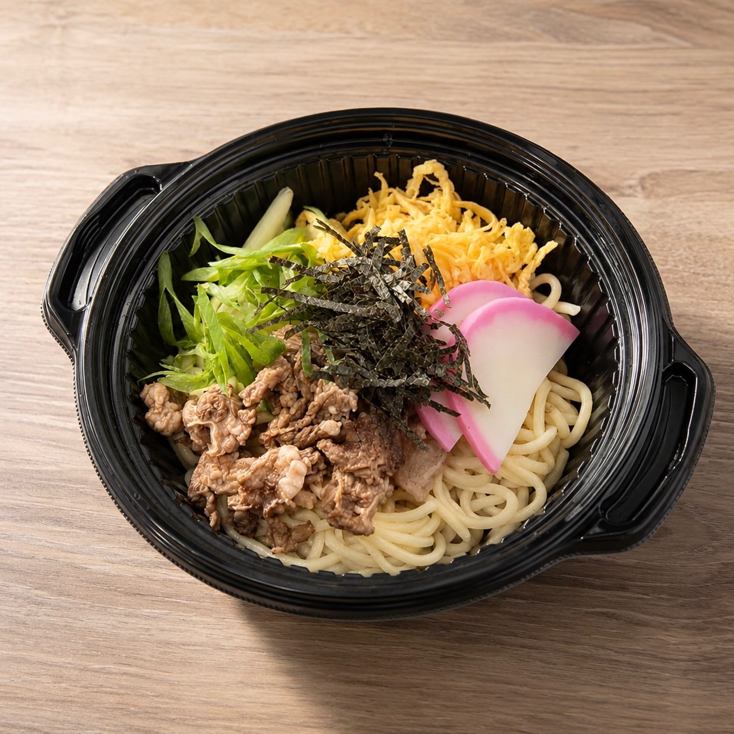 黒い容器に入った冷やし麺のテイクアウト